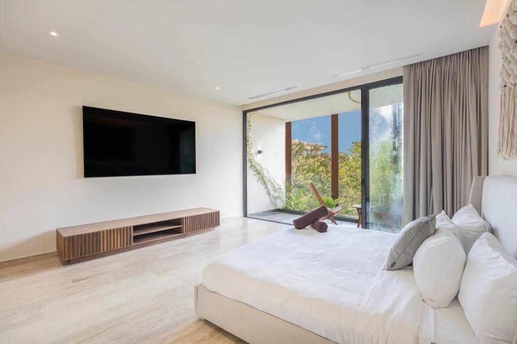 Stunning 2 Bd Mistiq Ph Rooftop Private Pool