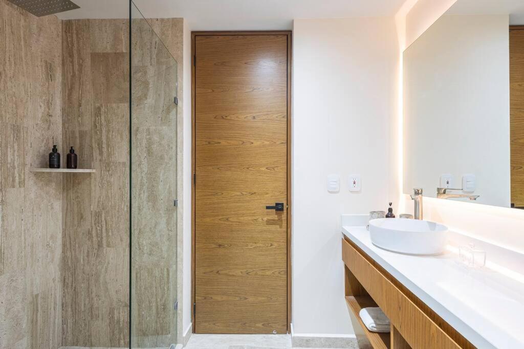 Stunning 2 Bd Mistiq Ph Rooftop Private Pool Apartment
